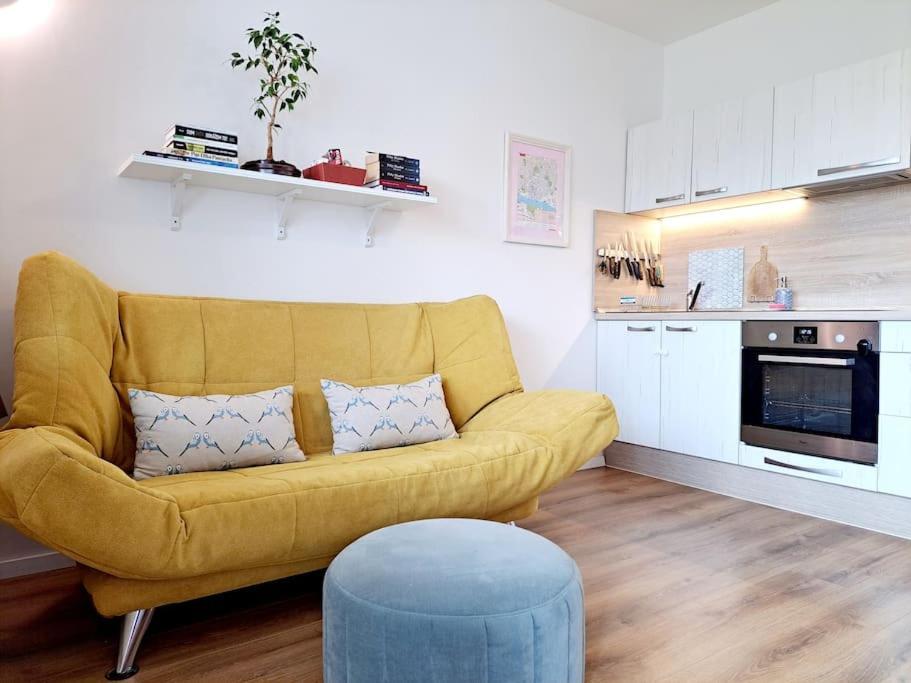 Yellow Sofa Братислава Экстерьер фото